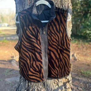 Women’s Animal print zipper front Vest. Size M
W3